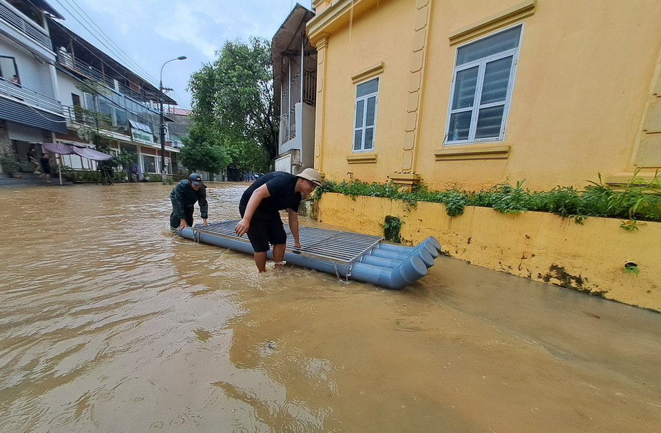 Các lực lượng triển khai phương tiện ứng cứu người dân vùng nguy cơ lũ lụt. (Ảnh: Đức Thọ/TTXVN)