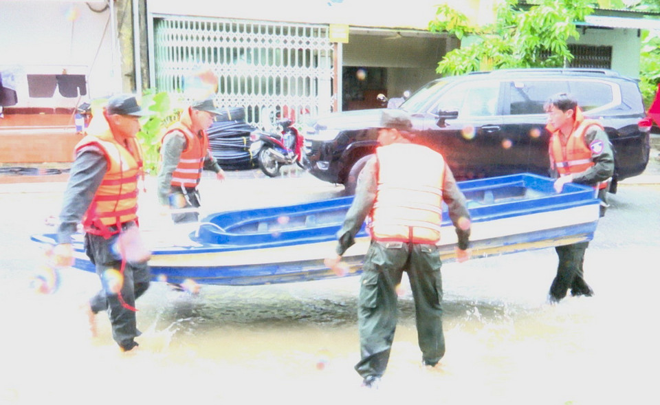 Các lực lượng triển khai phương tiện ứng cứu người dân vùng nguy cơ lũ lụt. (Ảnh: TTXVN phát)