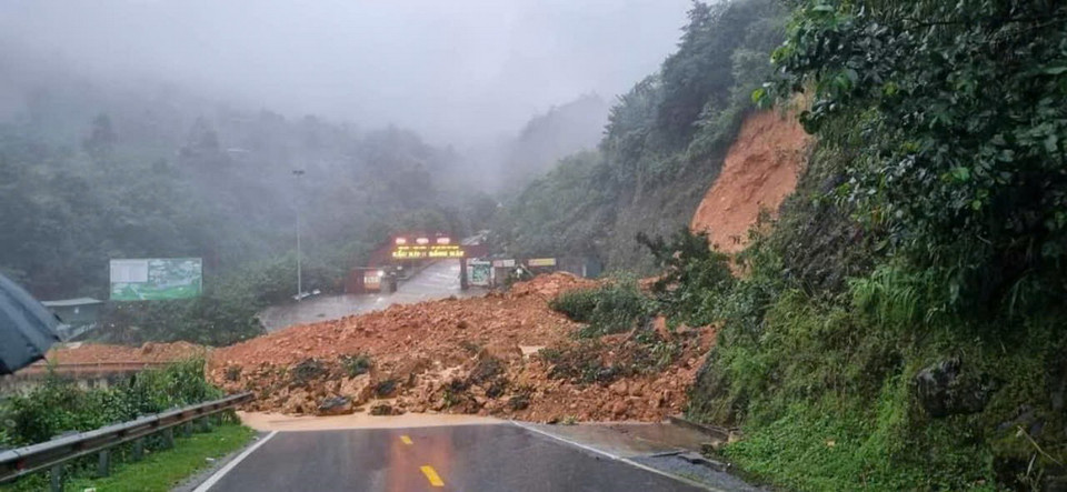 Taluy dương bị sạt lở khiến đất đá tràn xuống Quốc lộ 4D. (Ảnh: TTXVN phát)