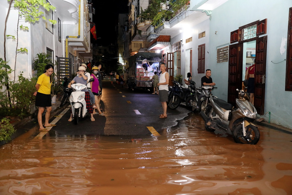 Một số tuyến đường gần gần khu vực sông Kỳ Cùng bị ngập sâu từ tối 8/9 khiến các phương tiện phải quay đầu tìm đường khác. (Ảnh: Văn Đạt/TTXVN)