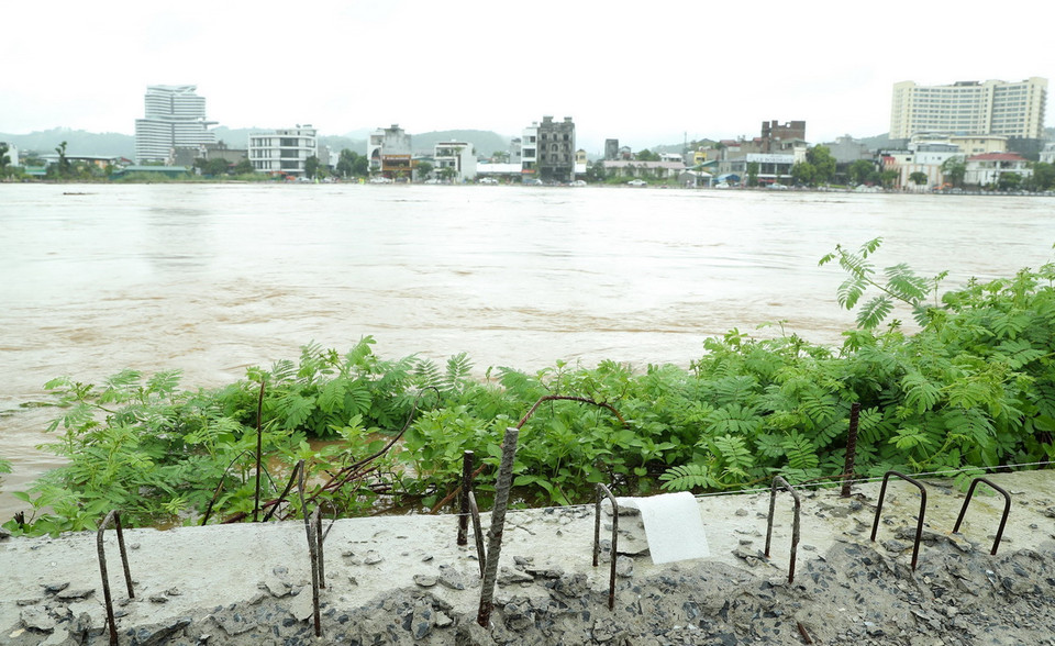 Mức nước sông Hồng dâng cao gần bằng bờ kè thành phố Lào Cai. (Ảnh: Quốc Khánh/TTXVN)