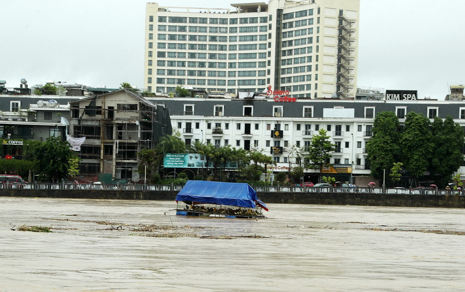 Một nhà nuôi gia cầm trên bè của hộ dân đã bị lũ cuốn trôi. (Ảnh: Quốc Khánh/TTXVN)
