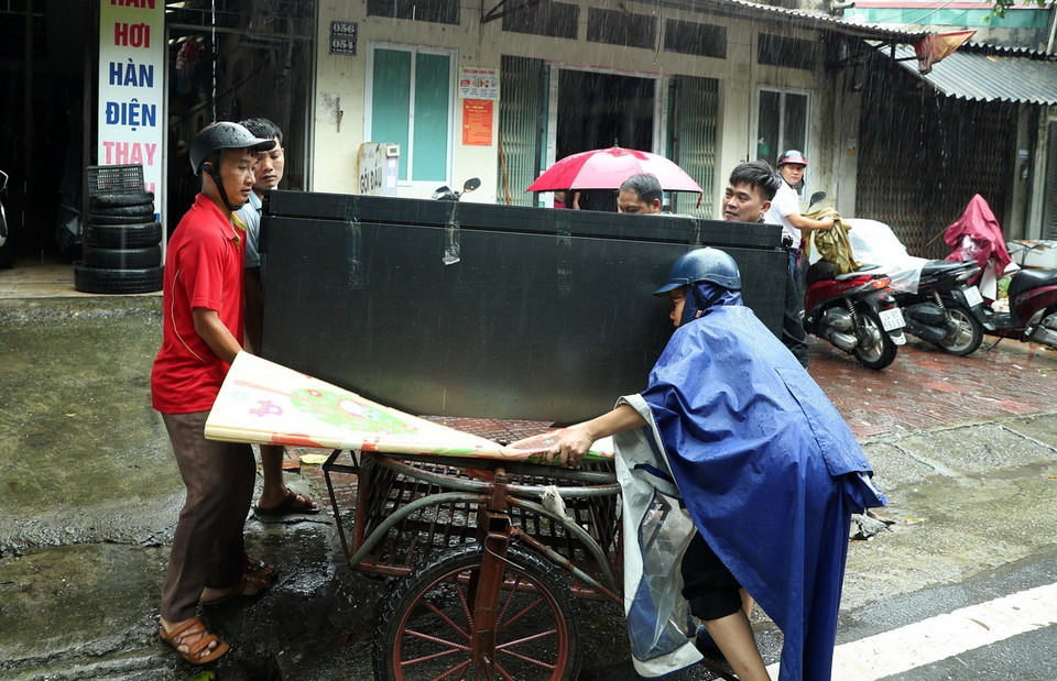 Người dân Lào Cai di chuyển tài sản đến nơi an toàn. (Ảnh: Quốc Khánh/TTXVN)