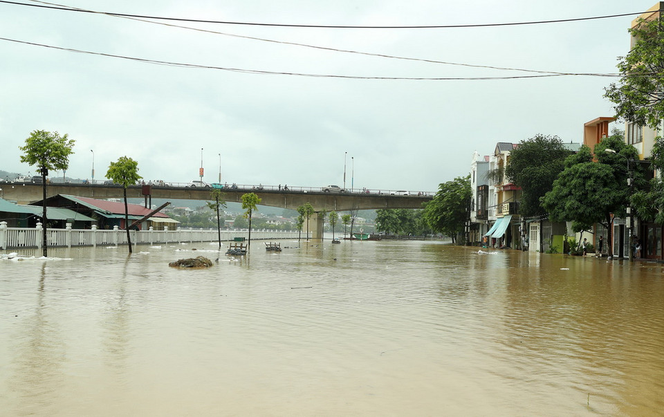 Đường Phạm Văn Xảo, phường Lào Cai chìm trong nước lũ. (Ảnh: Quốc Khánh/TTXVN)