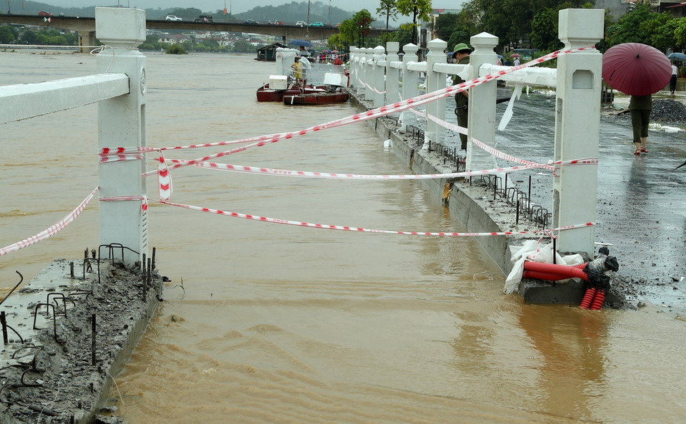Lũ sông Hồng đã tràn vào thành phố Lào Cai. (Ảnh: Quốc Khánh/TTXVN)