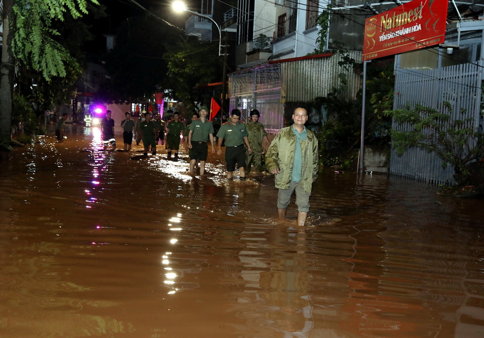 Nhiều ngôi nhà ở khối Cửa Bắc, phường Chi Lăng, thành phố Lạng Sơn bị nước tràn vào nhà gây ngập úng. (Ảnh: Văn Đạt/TTXVN)