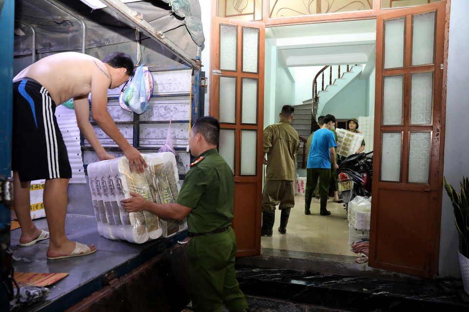 Lực lượng chức năng thành phố Lạng Sơn hỗ trợ gia đình bà Mai Thị Liên ở đường Trương Nhị, phường Chi Lăng, thành phố Lạng Sơn di chuyển đồ đạc đến nơi an toàn. (Ảnh: Văn Đạt/TTXVN)