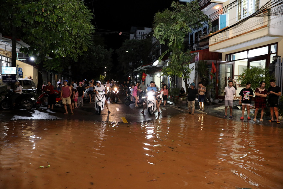 Một số tuyến đường gần gần khu vực sông Kỳ Cùng bị ngập sâu từ tối 8/9 khiến các phương tiện phải quay đầu tìm đường khác. (Ảnh: Văn Đạt/TTXVN)