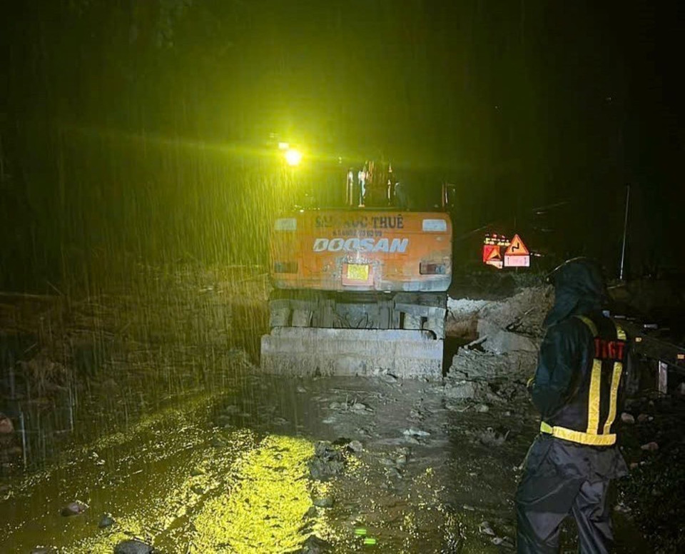 Các đơn vị chức năng đang tập trung giải quyết sạt lở để thông xe Quốc lộ 4D nối Lai Châu và Sa Pa. (Ảnh: TTXVN phát)