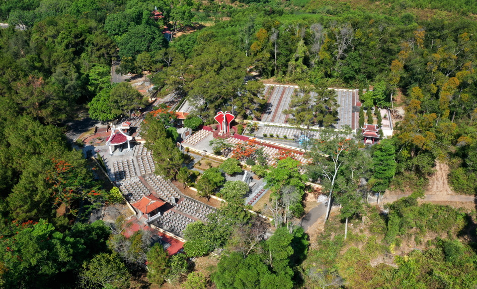 Toàn cảnh Khu mộ số 5 Nghĩa trang liệt sỹ Quốc gia Trường Sơn. (Ảnh: Hồ Cầu/TTXVN)