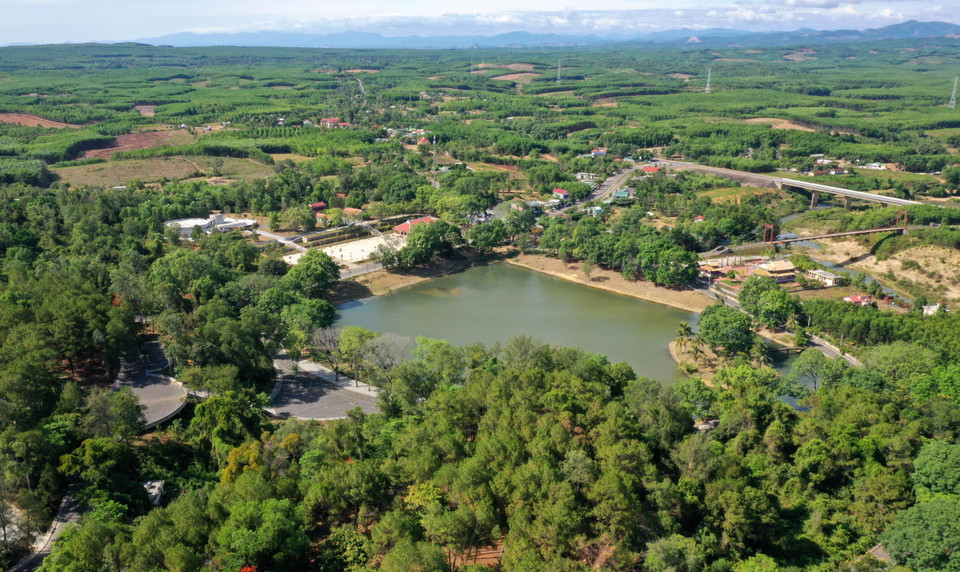 Hồ nước ngọt quanh năm trong xanh tạo nên cảnh quan sinh thái trong lành, nằm giữa khuôn viên của nghĩa trang liệt sỹ Quốc gia Trường Sơn. (Ảnh: Hồ Cầu/TTXVN)