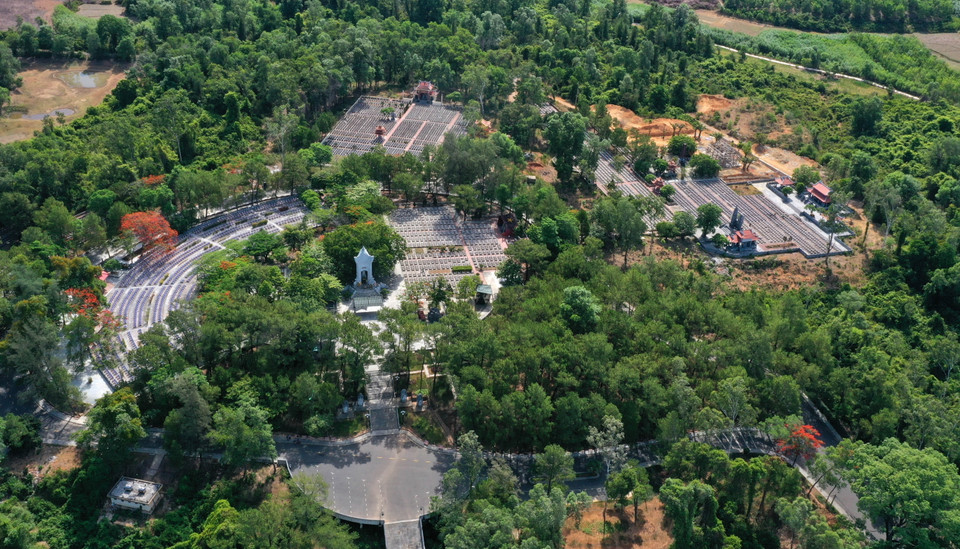 Nghĩa trang liệt sỹ Quốc gia Trường Sơn có tổng diện tích 140.000m2, tọa lạc trên khu đồi Bến Tắt, cạnh đường Hồ Chí Minh nhánh Đông, thuộc địa phận xã Vĩnh Trường, huyện Gio Linh (Quảng Trị), là công trình đền ơn đáp nghĩa đồ sộ và quy mô nhất, có tính nghệ thuật cao. (Ảnh: Hồ Cầu/TTXVN)