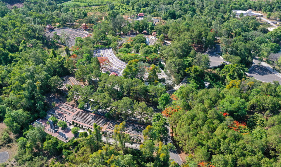 Đây là nơi yên nghỉ của 10.333 liệt sỹ đã chiến đấu và hy sinh anh dũng trên tuyến đường mòn Hồ Chí Minh trong thời kì kháng chiến chống Mỹ cứu nước. (Ảnh: Hồ Cầu/TTXVN)