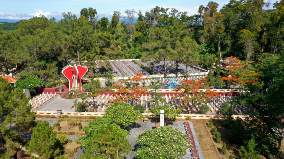 Toàn cảnh Khu mộ số 5 Nghĩa trang liệt sỹ Quốc gia Trường Sơn. (Ảnh: Hồ Cầu/TTXVN)