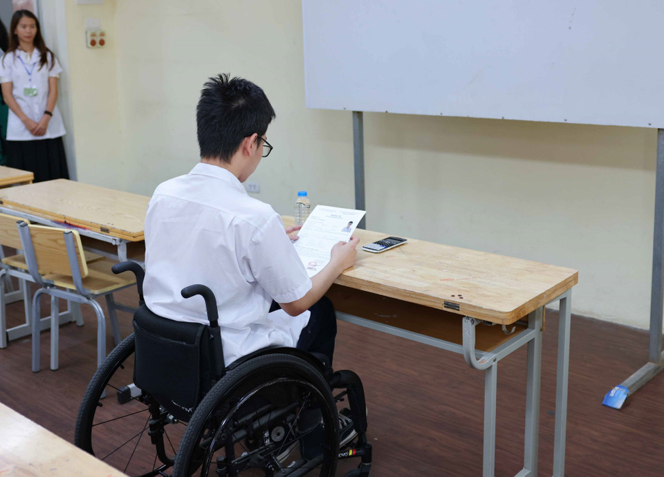 Không may mắn khi liệt cả 2 chân, N.Đ được đặc cách miễn thi tốt nghiệp THPT, thế nhưng, cậu học trò vẫn quyết chí đi thi với ước mơ chinh phục cánh cổng đại học. (Ảnh: Thanh Tùng/TTXVN)
