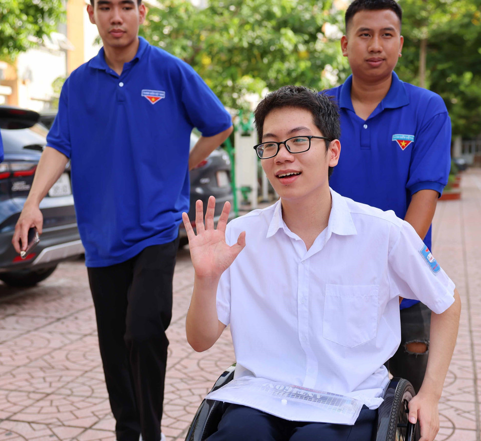 Trước nghị lực của N.Đ, ai cũng mong em đạt được kết quả thật tốt để trúng tuyển vào ngôi trường mình mong muốn, phù hợp với điều kiện sức khỏe để từ đó làm hành trang vững bước trong tương lai. (Ảnh: Thanh Tùng/TTXVN)