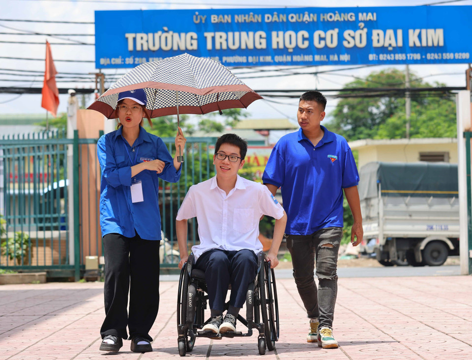 Ngày làm thủ tục dự thi và các ngày thi, N.Đ được bố mẹ chở đến điểm thi, lực lượng thanh niên tình nguyện hỗ trợ đẩy xe lăn vào phòng thi bố trí ngay tầng 1. (Ảnh: Thanh Tùng/TTXVN)