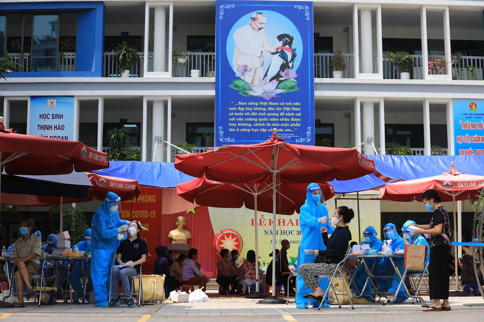 Hà Nội thực hiện chương trình xét nghiệm diện rộng cho người dân những khu vực nguy cơ cao. (Ảnh: Thành Đạt/TTXVN)