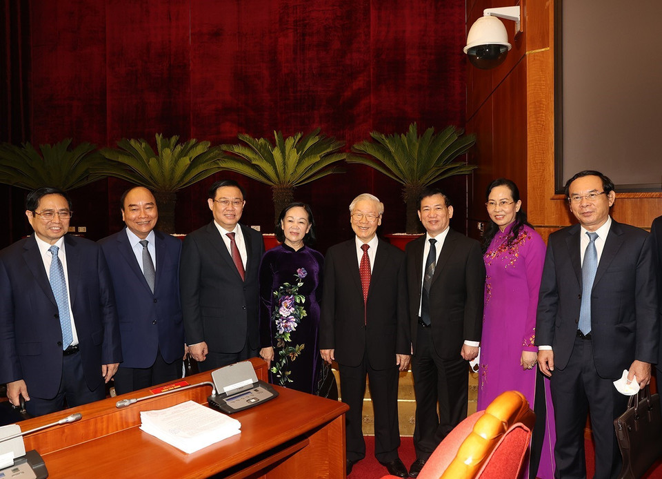 Tổng Bí thư Nguyễn Phú Trọng, Chủ tịch nước Nguyễn Xuân Phúc,Thủ tướng Chính phủ Phạm Minh Chính, Chủ tịch Quốc hội Vương Đình Huệ cùng các đồng chí lãnh đạo Đảng, Nhà nước dự bế mạc Hội nghị. (Ảnh: Trí Dũng/TTXVN)