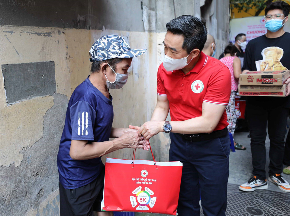 Công tác nhân đạo, chăm lo cho các đối tượng có hoàn cảnh đặc biệt khó khăn, chịu ảnh hưởng bởi dịch COVID-19 được quan tâm, đẩy mạnh. (Ảnh: Thanh Tùng/TTXVN)