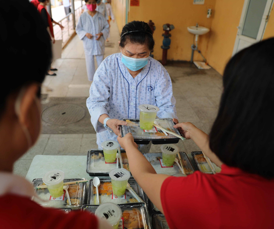 Công tác nhân đạo, chăm lo cho các đối tượng có hoàn cảnh đặc biệt khó khăn, chịu ảnh hưởng bởi dịch COVID-19 được quan tâm, đẩy mạnh. (Ảnh: Thanh Tùng/TTXVN)