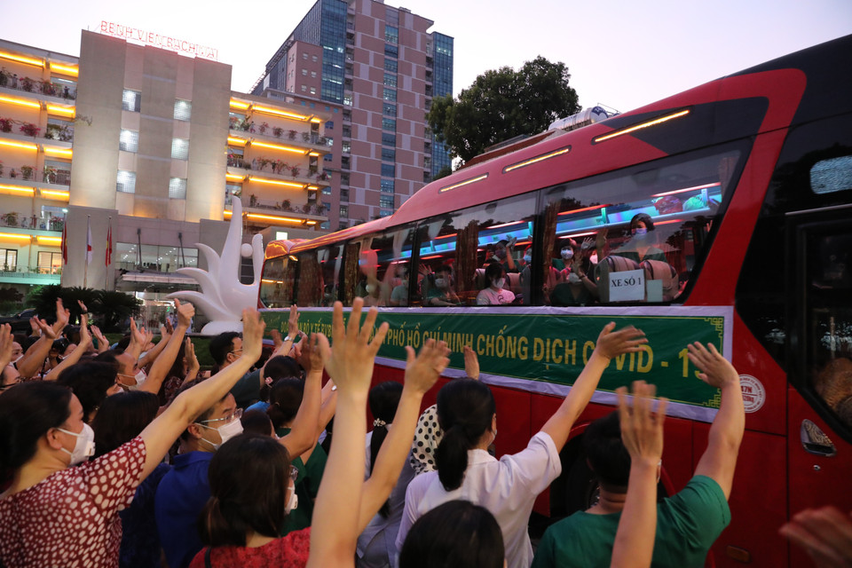 Tình nguyện viên Đại học Y lên đường vào hỗ trợ Thành phố Hồ Chí Minh chống dịch. (Ảnh: Thành Đạt/TTXVN)