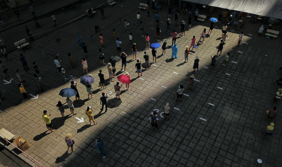 Hà Nội thực hiện xét nghiệm cho người dân các khu vực có người nhiễm COVID-19. (Ảnh: Thành Đạt/TTXVN)