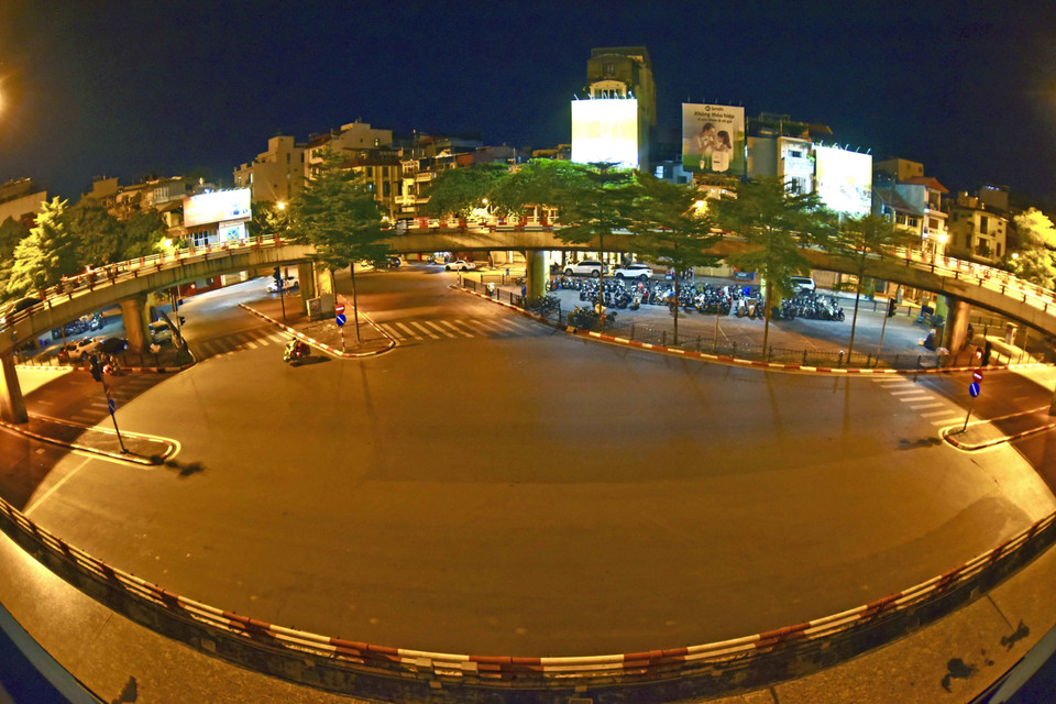 Đường phố Hà Nội những đêm giãn cách xã hội. (Ảnh: Trần Việt/TTXVN)