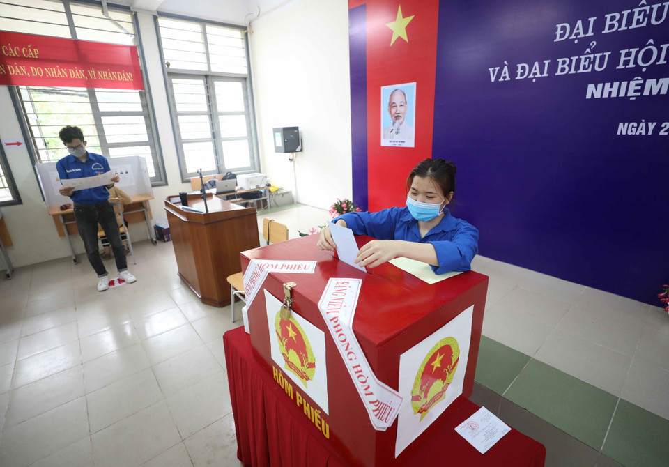 Thanh niên hăng hái đi bỏ phiếu, thực hiện quyền và nghĩa vụ công dân. (Ảnh: Thanh Tùng/TTXVN)