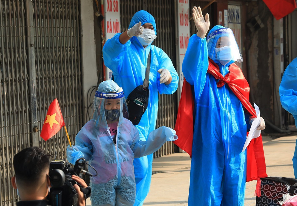 Niềm vui của người dân ngõ 328, 330 đường Nguyễn Trãi được trở về nhà sau thời gian hết cách ly tập trung và dỡ phong tỏa. (Ảnh: Tuấn Anh/TTXVN)