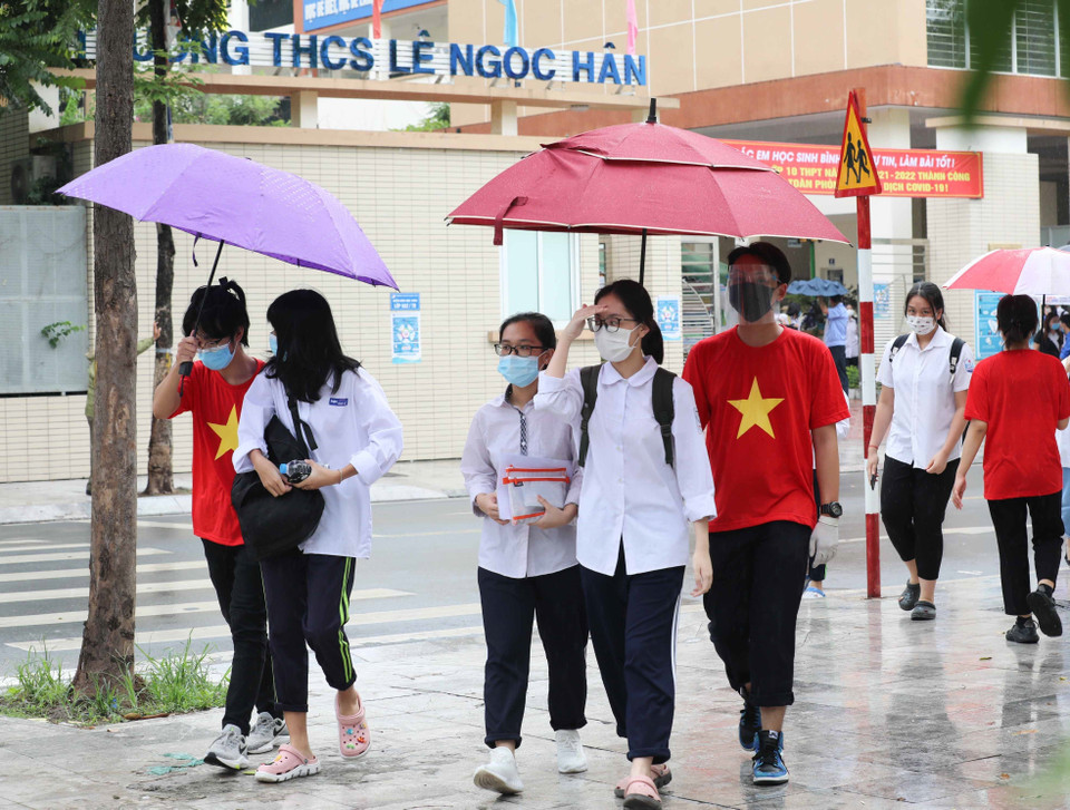 Kỳ thi tuyển sinh vào lớp 10 THPT trong bối cảnh dịch COVID-19 diễn biến phức tạp được diễn ra an toàn, hiệu quả. (Ảnh: Thanh Tùng/TTXVN)