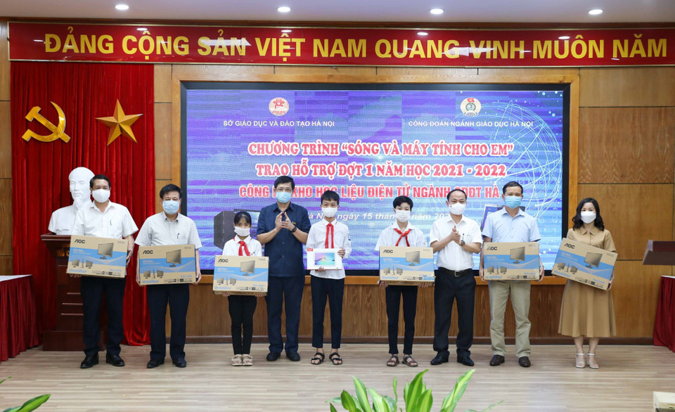 Chương trình ''Sóng và máy tính cho em'' giúp học sinh có hoàn cảnh khó khăn có thiết bị để học trực tuyến. (Ảnh: Thanh Tùng/TTXVN)