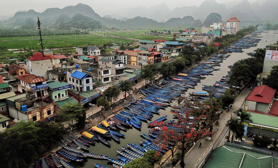 Những con đò đưa du khách trẩy hội chùa Hương phải tạm dừng do COVID-19. (Ảnh; Thành Đạt/TTXVN)