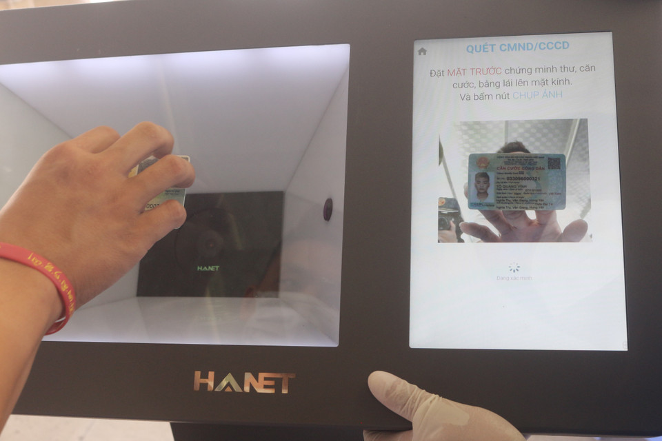 Người dân xác thực danh tính thông qua các giấy tờ tùy thân, giấy kết quả xét nghiệm COVID-19... (Ảnh: Thanh Vân/TTXVN)
