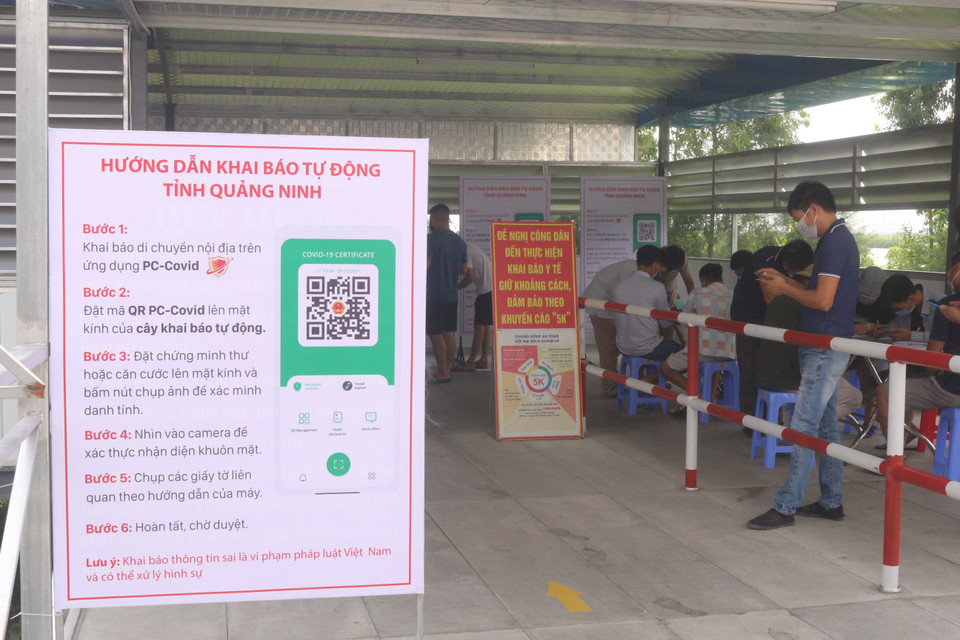 Chốt kiểm soát cầu Bạch Đằng (thị xã Quảng Yên, tỉnh Quảng Ninh) đã đưa vào vận hành 4 cây khai báo y tế điện tử tự động trên ứng dụng khai báo PC-COVID. Trong ảnh: Tại điểm dừng khai báo tự động có các biển hướng dẫn để các lái xe tham khảo. (Ảnh: Thanh Vân/TTXVN)