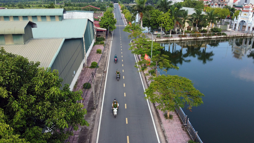 Công an xã Thọ Xuân (Đan Phương) trên đường làm nhiệm vụ kiểm tra công tác chống dịch. (Ảnh: Huy Hùng/TTXVN)