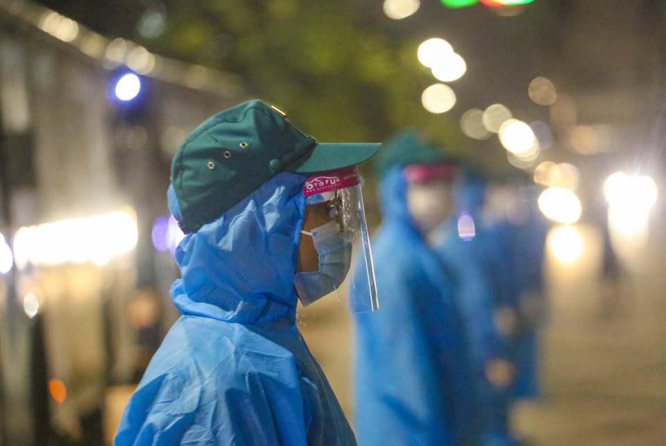 Những nhân viên y tế vẫn ngày ngày đồng hành cùng người dân Thủ đô thực hiện các công tác phòng chống dịch. (Ảnh: Tuấn Đức/TTXVN)