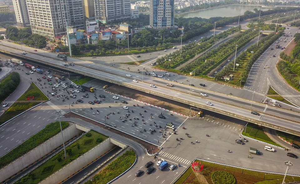 Vẻ đẹp của cung đường trên cao tạo nên sự hiện đại của giao thông thủ đô. (Ảnh: Thành Đạt/TTXVN)