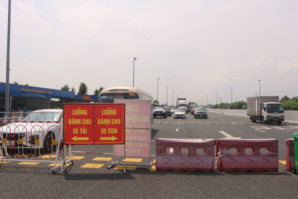 Chốt kiểm soát cầu Bạch Đằng số phương tiện ùn ứ đã giảm đáng kể. (Ảnh: Thanh Vân/TTXVN)