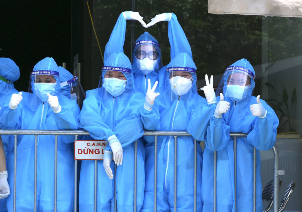 Những bác sỹ, y sỹ, chiến sỹ, thanh niên, lực lượng quân đội, công an cùng mang chung bộ đồng phục bảo hộ trong công tác chăm sóc, hỗ trợ, ngăn chặn dịch COVID-19. (Ảnh: Hoàng Hiếu/TTXVN)