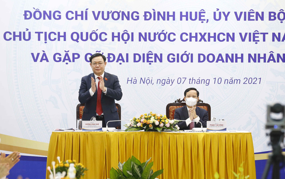 Chủ tịch Quốc hội tại buổi gặp gỡ đại diện giới doanh nhân Việt Nam. (Ảnh: Doãn Tấn/TTXVN)