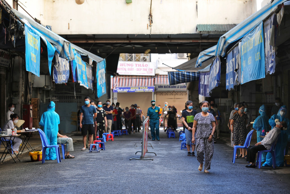 Tiểu thương các chợ đầu mối được xét nghiệm COVID-19 để trở lại hoạt động. (Ảnh: Thành Đạt/TTXVN)