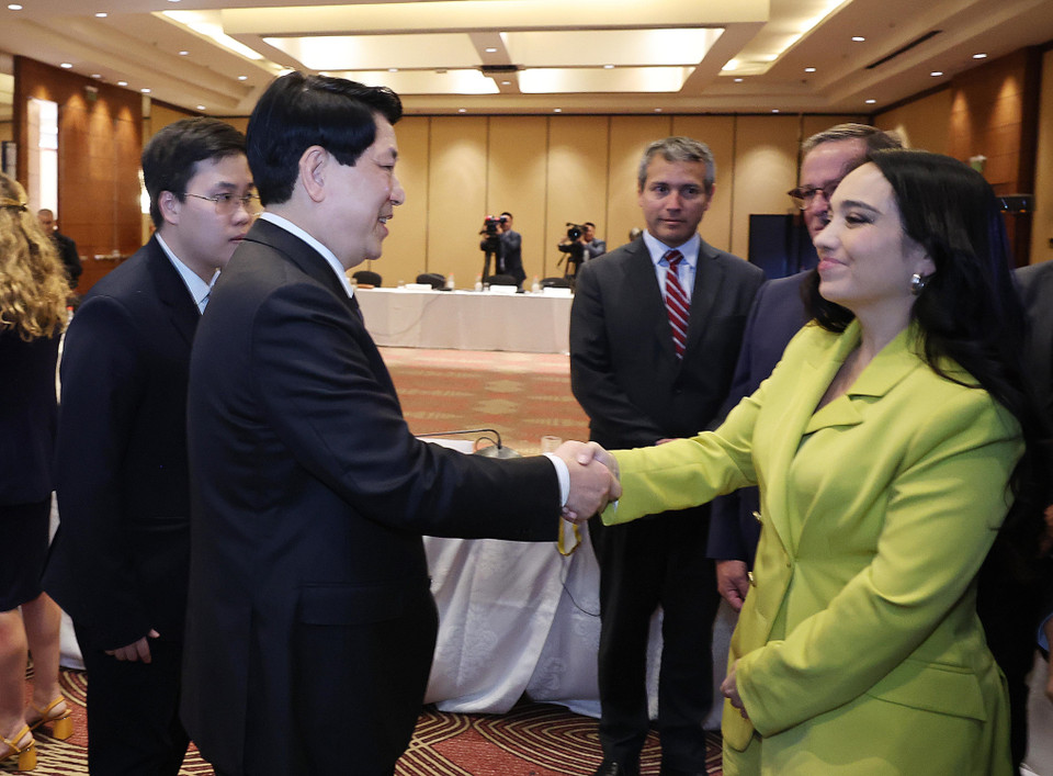 Chủ tịch nước Lương Cường với lãnh đạo doanh nghiệp tiêu biểu Chile. (Ảnh: Lâm Khánh/TTXVN)