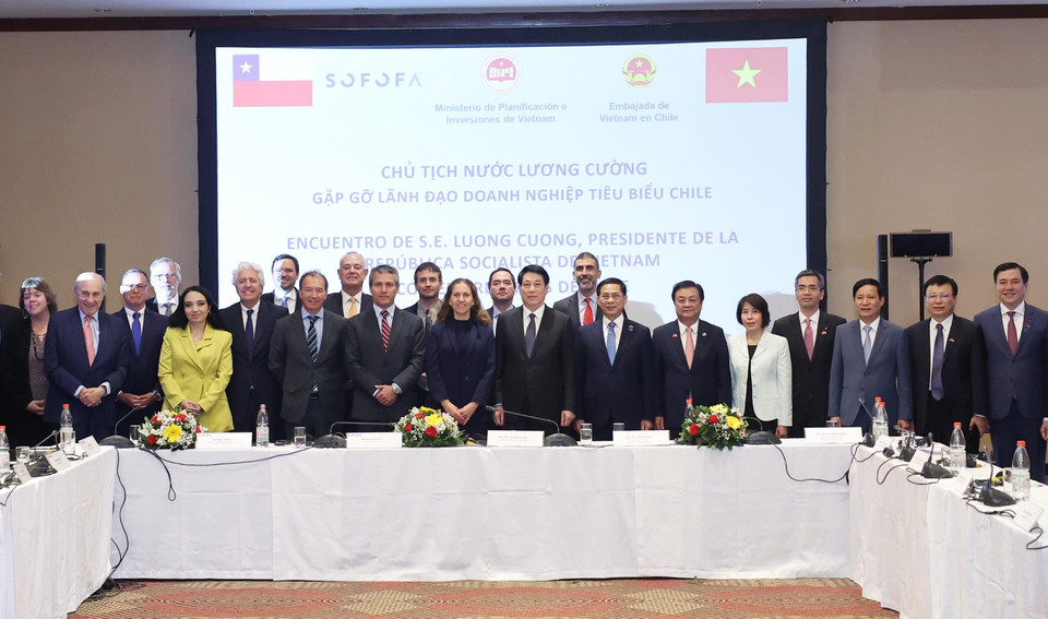 Chủ tịch nước Lương Cường với các lãnh đạo doanh nghiệp tiêu biểu Chile. (Ảnh: Lâm Khánh/TTXVN)