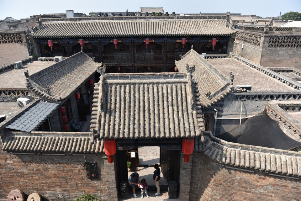 Các ngôi nhà trong thành cổ mang phong cách kiến trúc nhà ở truyền thống của dân tộc Hán, thường xây theo hình thức tứ hợp viện, dùng kết cấu gỗ kết hợp tường gạch, mái ngói. (Ảnh: Thành Dương/TTXVN)