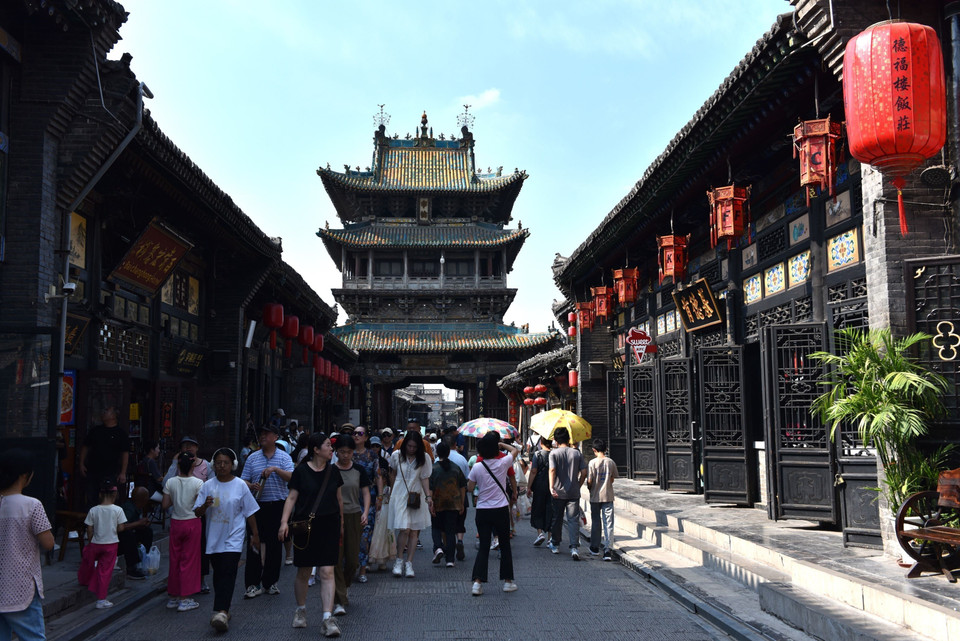 Năm 1997, thành cổ Bình Dao được UNESCO công nhận là Di sản văn hóa thế giới và trở thành một biểu tượng văn hóa đặc sắc của dân tộc Trung Hoa, là điểm tham quan nổi tiếng được rất nhiều người biết đến. (Ảnh: Thành Dương/TTXVN)