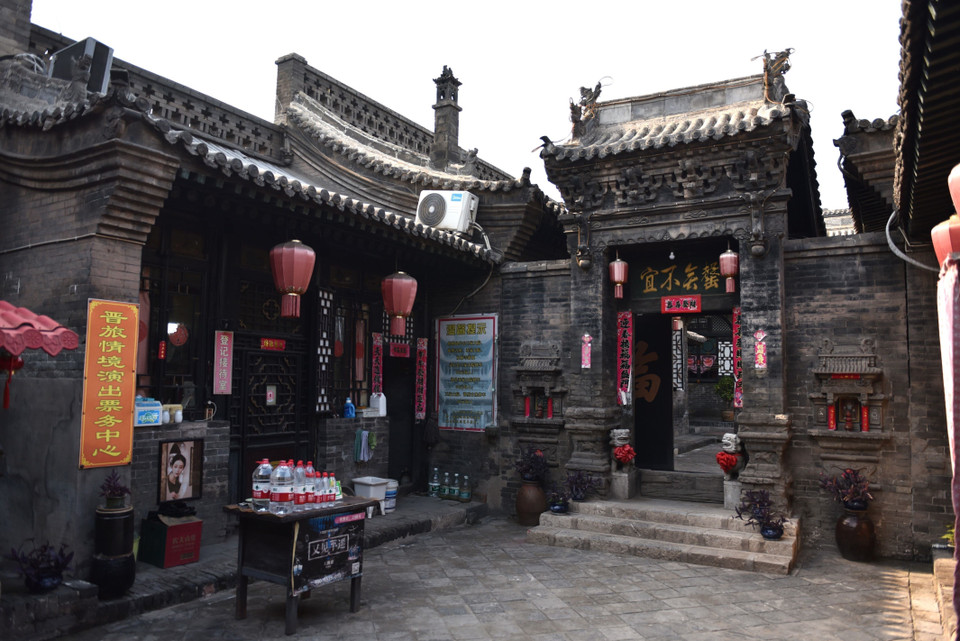 Các ngôi nhà trong thành cổ mang phong cách kiến trúc nhà ở truyền thống của dân tộc Hán, thường xây theo hình thức tứ hợp viện, dùng kết cấu gỗ kết hợp tường gạch, mái ngói. (Ảnh: Thành Dương/TTXVN)