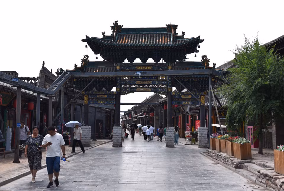 Đến nay, Thành cổ vẫn còn lưu giữ hầu hết các công trình kiến trúc và cơ sở hạ tầng được xây dựng từ triều đại nhà Minh và nhà Thanh. Các dãy phố và cửa hàng ở đây đều giữ nguyên được nét cổ kính xưa. (Ảnh: Thành Dương/TTXVN)