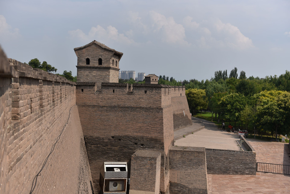 Thành cổ có chu vi 6.157,5m. Thân tường đắp bằng đất thô, ngoài bọc gạch. Tường thành cao 12m, đỉnh thành dày 3-6m, chân thành dày 9-12m. Trên thành, cứ cách 50m bố trí một tháp canh. (Ảnh: Thành Dương/TTXVN)