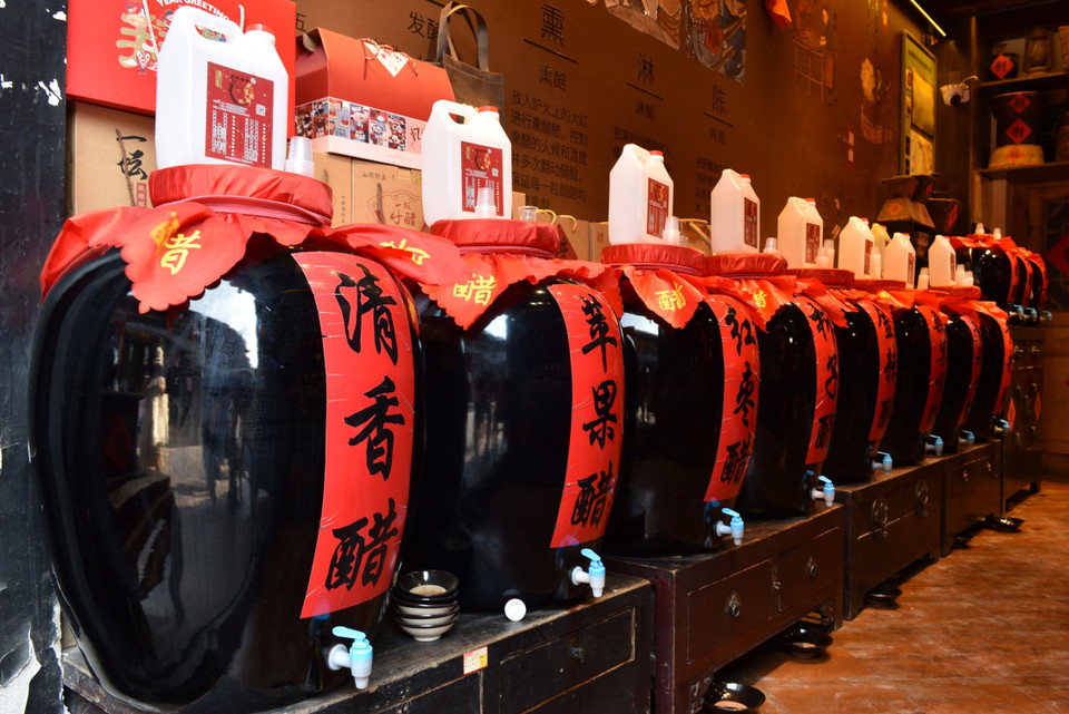 Đến với Bình Dao, du khách có cơ hội tìm hiểu các đặc sản địa phương cùng các ngành nghề thủ công truyền thống, cảm nhận được sức hấp dẫn của văn hóa thương mại Trung Hoa cổ đại. (Ảnh: Thành Dương/TTXVN)